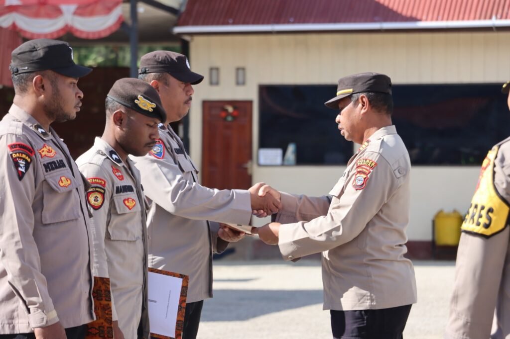 Tak Hanya Rekan Tugas, Tapi Keluarga: Kapolres Paniai Berikan Tali Asih untuk Personel yang Berduka