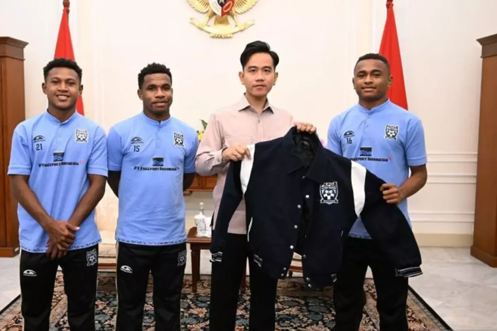 Wapres Gibran Beri Wejangan Tiga Atlet Papua Football Academy Jelang TC di Austria