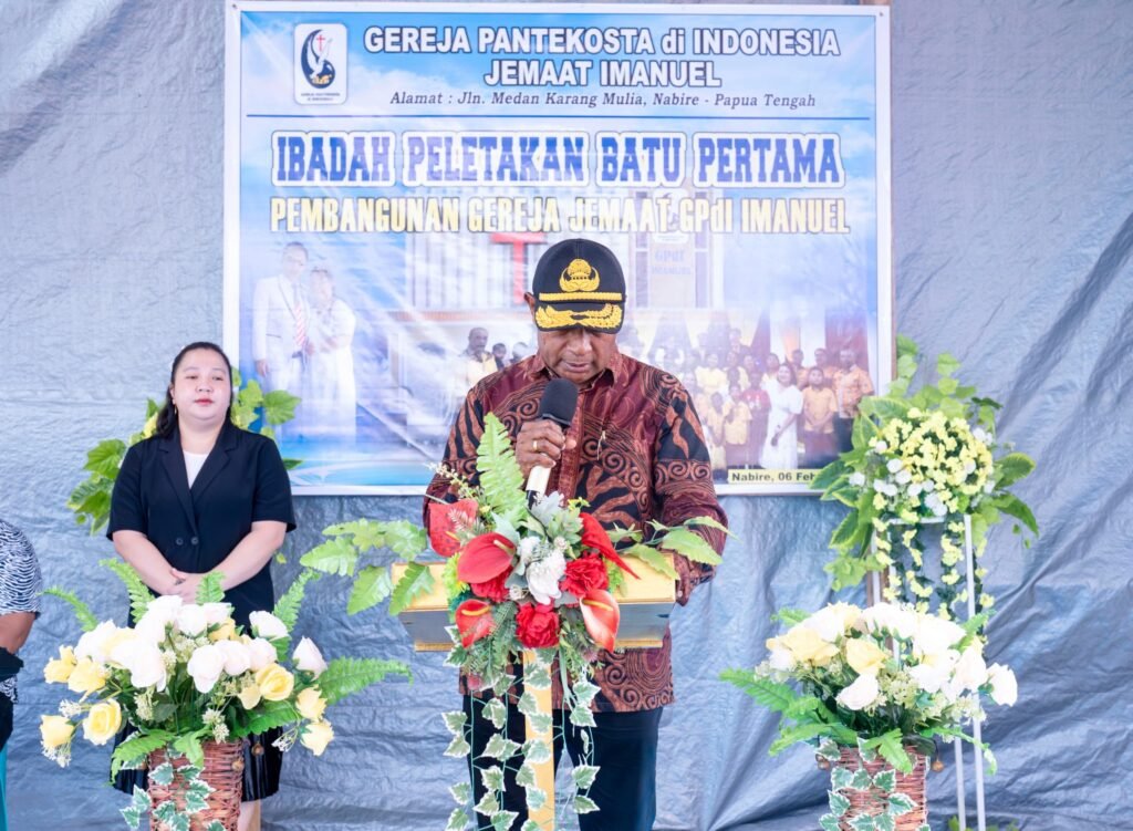 Gubernur Papua Tengah Letakkan Batu Pertama Pembangunan Gereja GPdI Imanuel Nabire