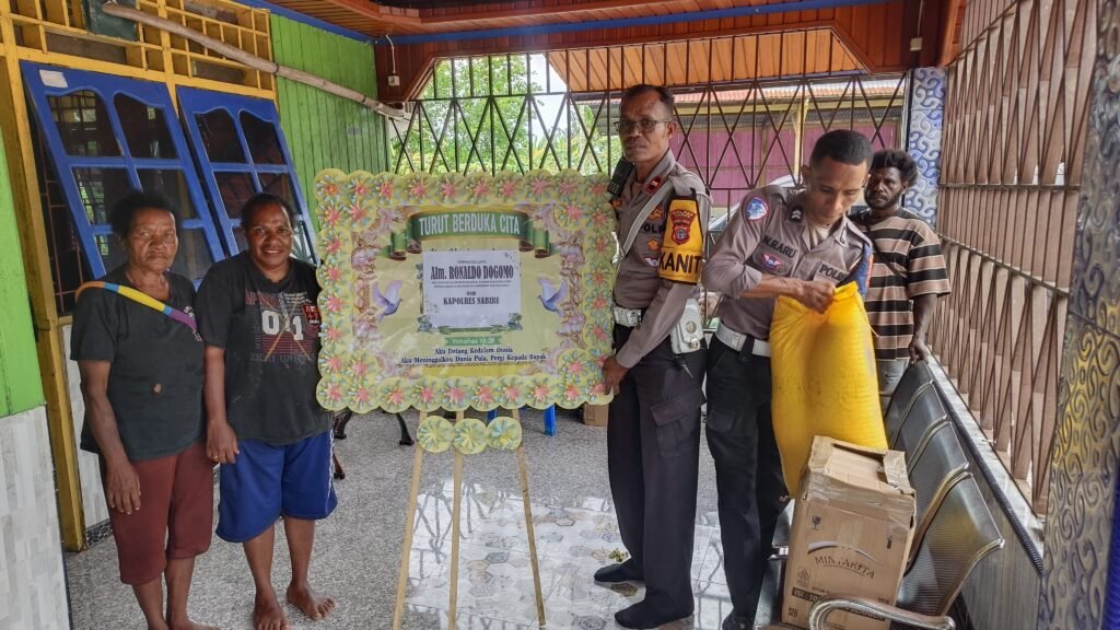 Satlantas Polres Nabire Serahkan Bantuan kepada Keluarga Korban Laka Lantas di Kalibobo