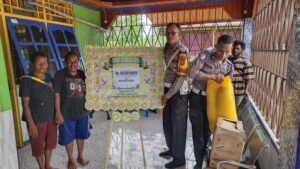 Satlantas Polres Nabire Serahkan Bantuan kepada Keluarga Korban Laka Lantas di Kalibobo