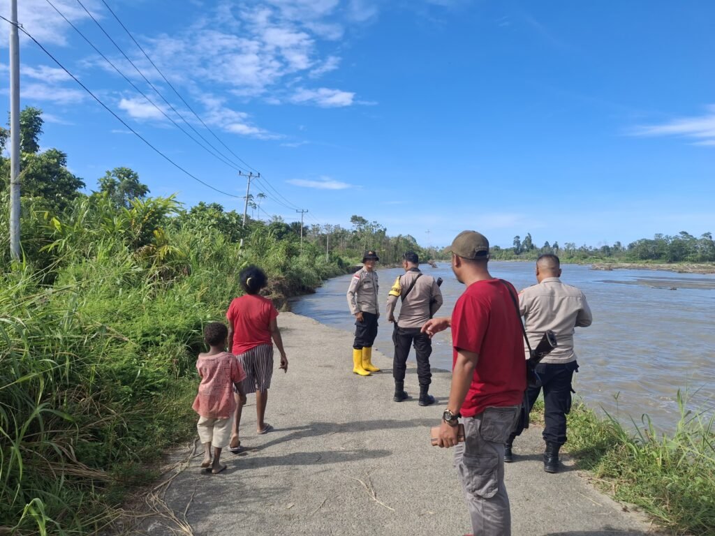 Respon Cepat Polsek Nabire Barat, Koordinasi PLN Terkait Tiang Listrik Hampir Rubuh di Kampung Wanggar PantaiRespon Cepat Polsek Nabire Barat, Koordinasi PLN Terkait Tiang Listrik Hampir Rubuh di Kampung Wanggar Pantai