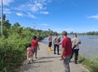Respon Cepat Polsek Nabire Barat, Koordinasi PLN Terkait Tiang Listrik Hampir Rubuh di Kampung Wanggar PantaiRespon Cepat Polsek Nabire Barat, Koordinasi PLN Terkait Tiang Listrik Hampir Rubuh di Kampung Wanggar Pantai