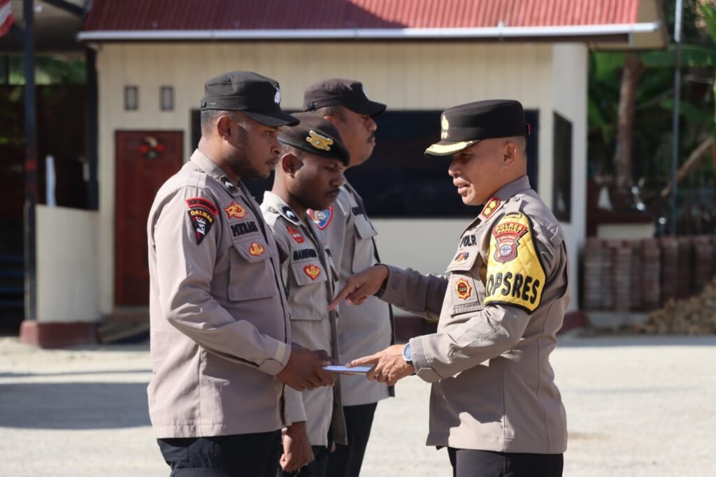 Tak Hanya Rekan Tugas, Tapi Keluarga: Kapolres Paniai Berikan Tali Asih untuk Personel yang Berduka