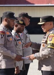 Tak Hanya Rekan Tugas, Tapi Keluarga: Kapolres Paniai Berikan Tali Asih untuk Personel yang Berduka