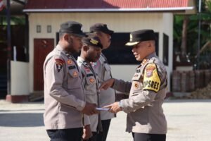 Tak Hanya Rekan Tugas, Tapi Keluarga: Kapolres Paniai Berikan Tali Asih untuk Personel yang Berduka