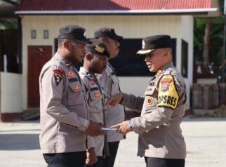 Tak Hanya Rekan Tugas, Tapi Keluarga: Kapolres Paniai Berikan Tali Asih untuk Personel yang Berduka