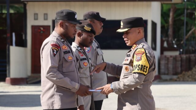 Tak Hanya Rekan Tugas, Tapi Keluarga: Kapolres Paniai Berikan Tali Asih untuk Personel yang Berduka