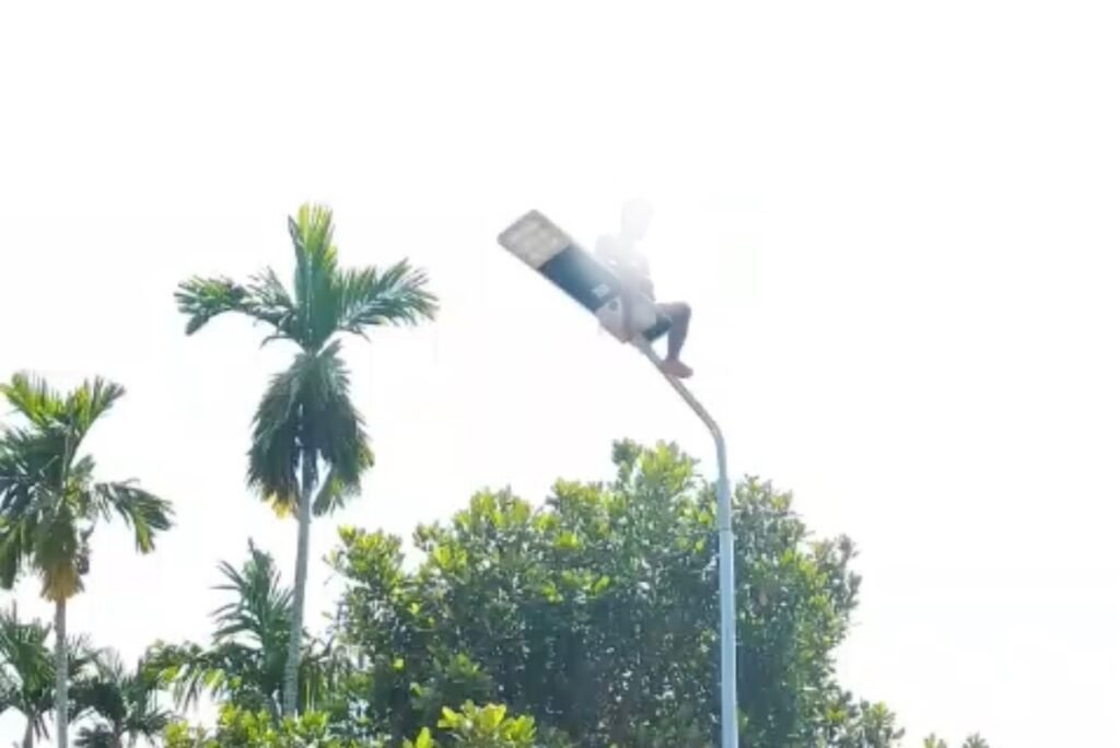 “Ko Pilih Naik atau Sa Lompat?” Pria 22 Tahun di Kalibobo Usir Petugas dan Goyang Tiang Lampu