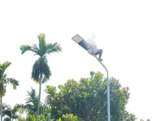 “Ko Pilih Naik atau Sa Lompat?” Pria 22 Tahun di Kalibobo Usir Petugas dan Goyang Tiang Lampu