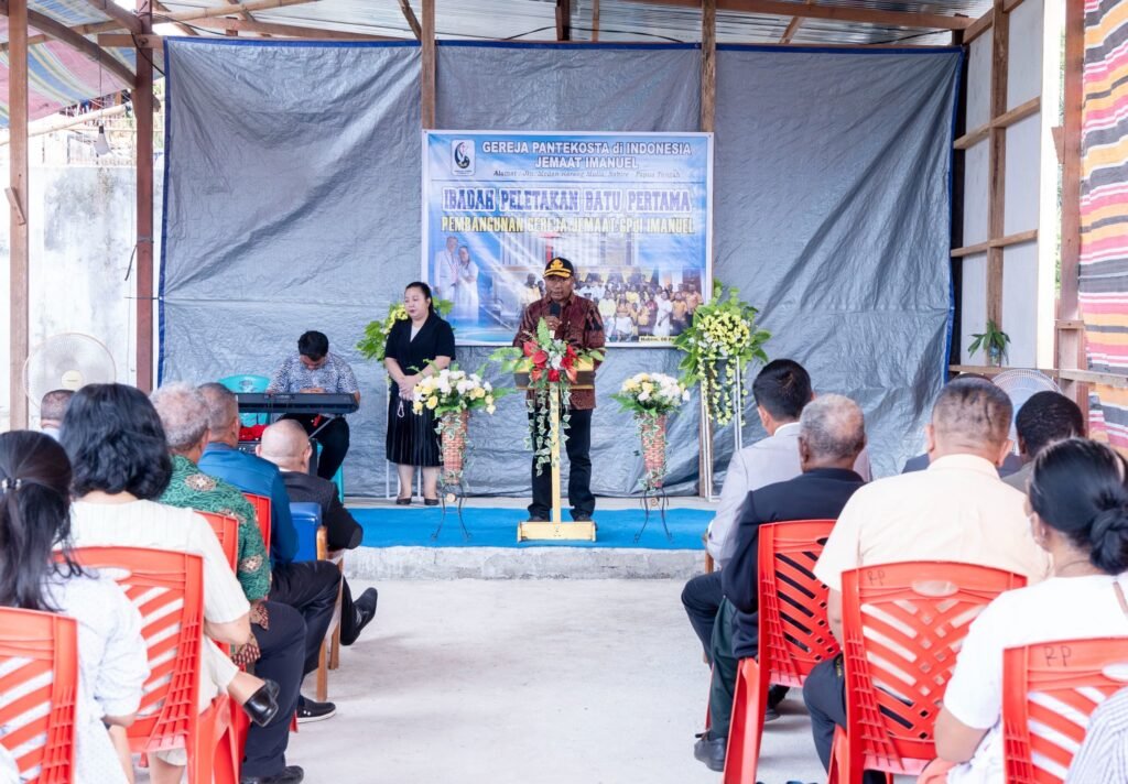 Gubernur Papua Tengah Letakkan Batu Pertama Pembangunan Gereja GPdI Imanuel Nabire