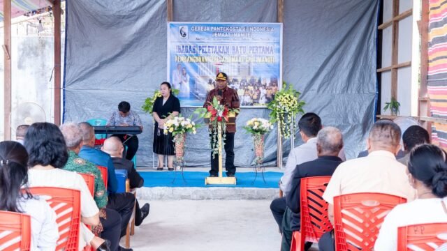 Gubernur Papua Tengah Letakkan Batu Pertama Pembangunan Gereja GPdI Imanuel Nabire