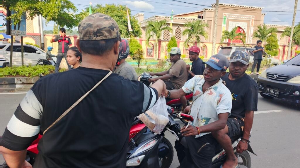 Jurnalis Nabire Berbagi Takjil di Depan Masjid Agung Al Falah, Tebar Kebahagiaan di Bulan Ramadan