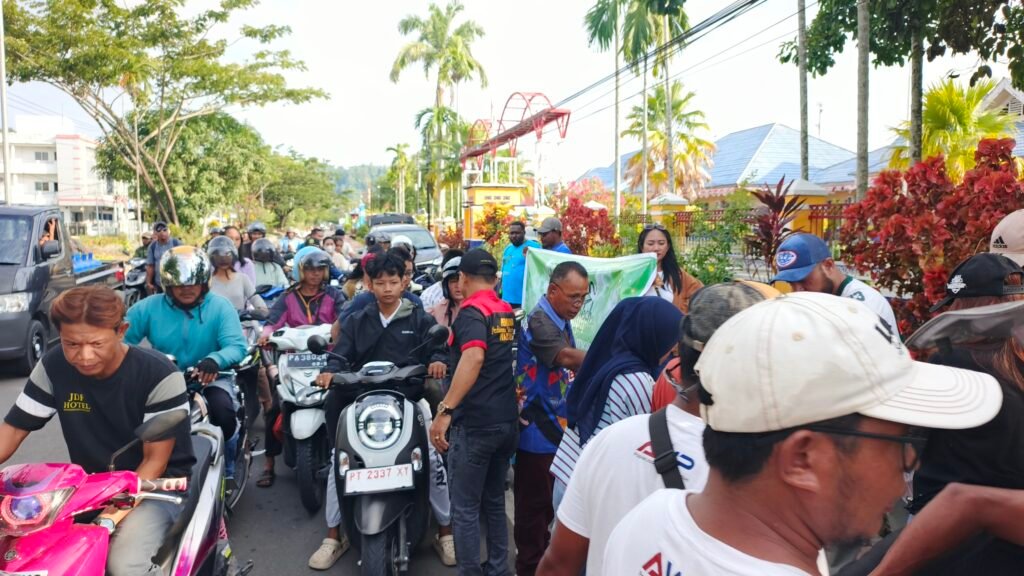 Jurnalis Nabire Berbagi Takjil di Depan Masjid Agung Al Falah, Tebar Kebahagiaan di Bulan Ramadan