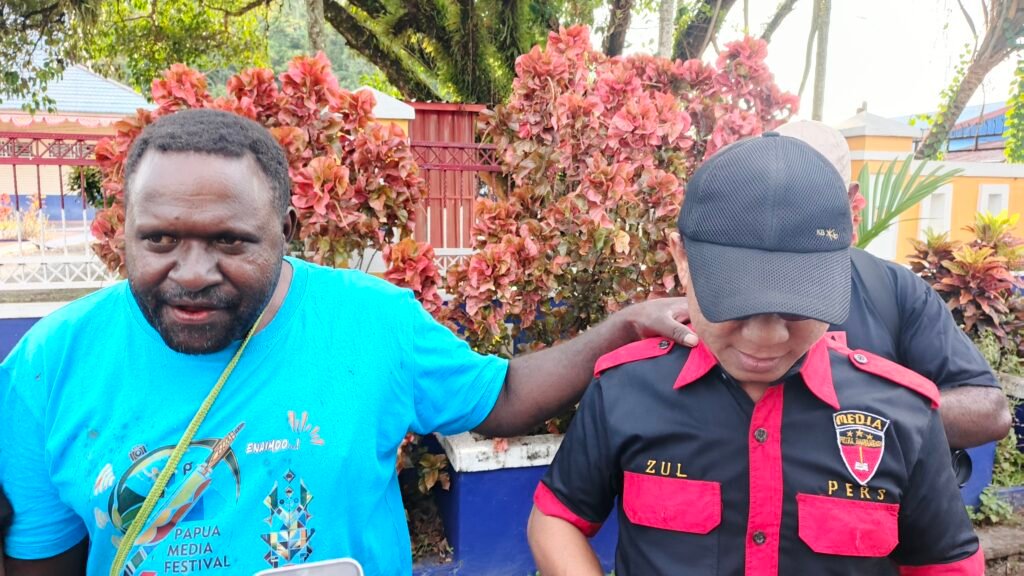 Jurnalis Nabire Berbagi Takjil di Depan Masjid Agung Al Falah, Tebar Kebahagiaan di Bulan Ramadan