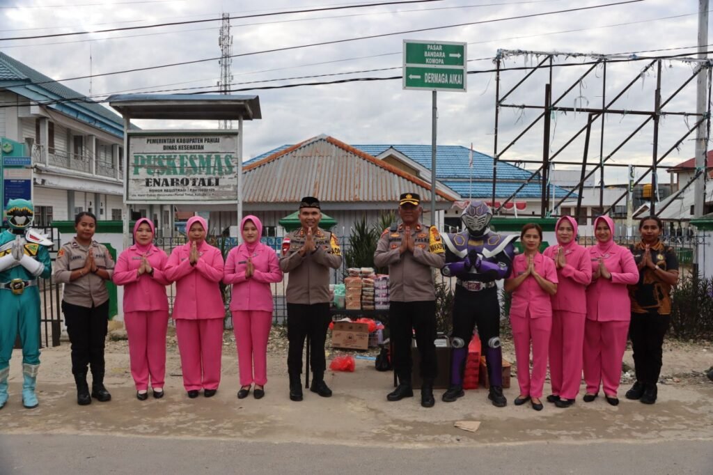 Polres Paniai dan Bhayangkari Bagikan Takjil Gratis untuk Warga di Bulan Ramadhan 1447 H