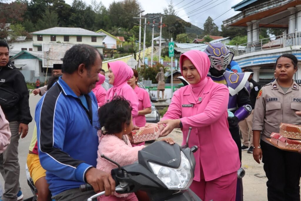 Polres Paniai dan Bhayangkari Bagikan Takjil Gratis untuk Warga di Bulan Ramadhan 1447 H