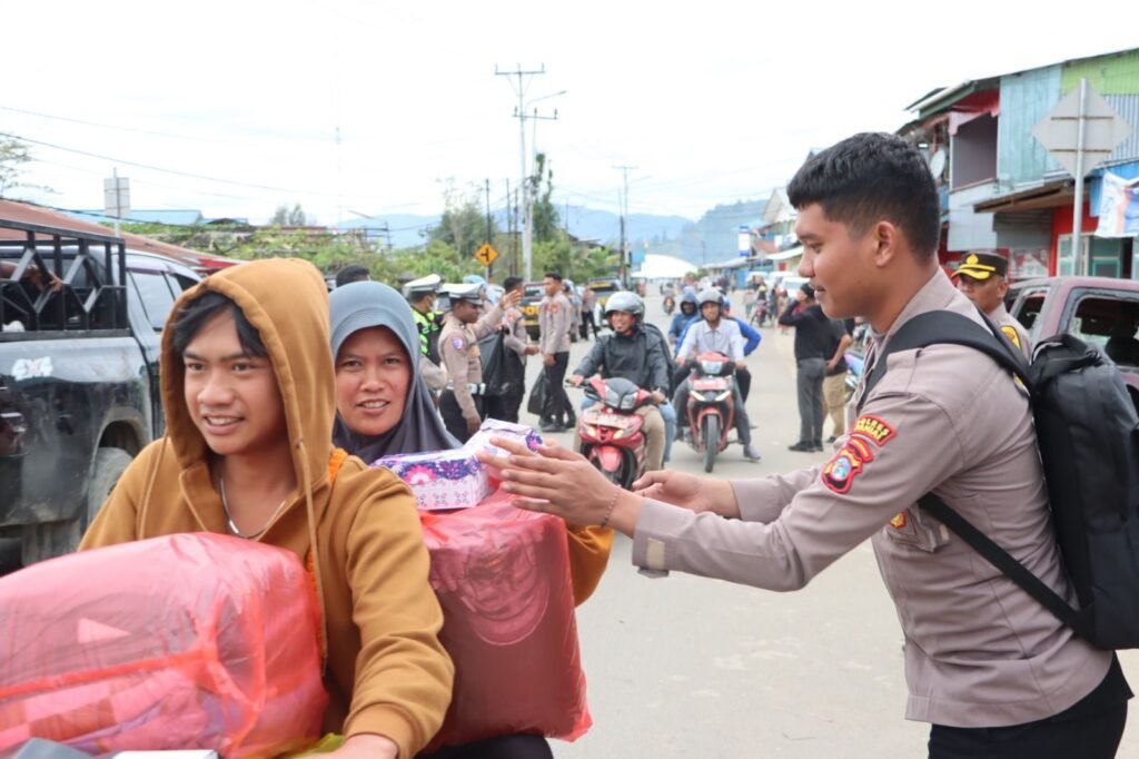 Polres Paniai dan Bhayangkari Bagikan Takjil Gratis untuk Warga di Bulan Ramadhan 1447 H