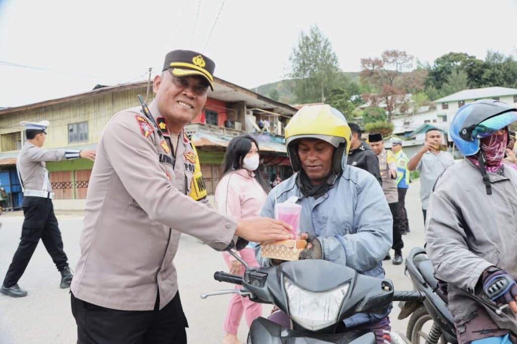 Polres Paniai dan Bhayangkari Bagikan Takjil Gratis untuk Warga di Bulan Ramadhan 1447 H