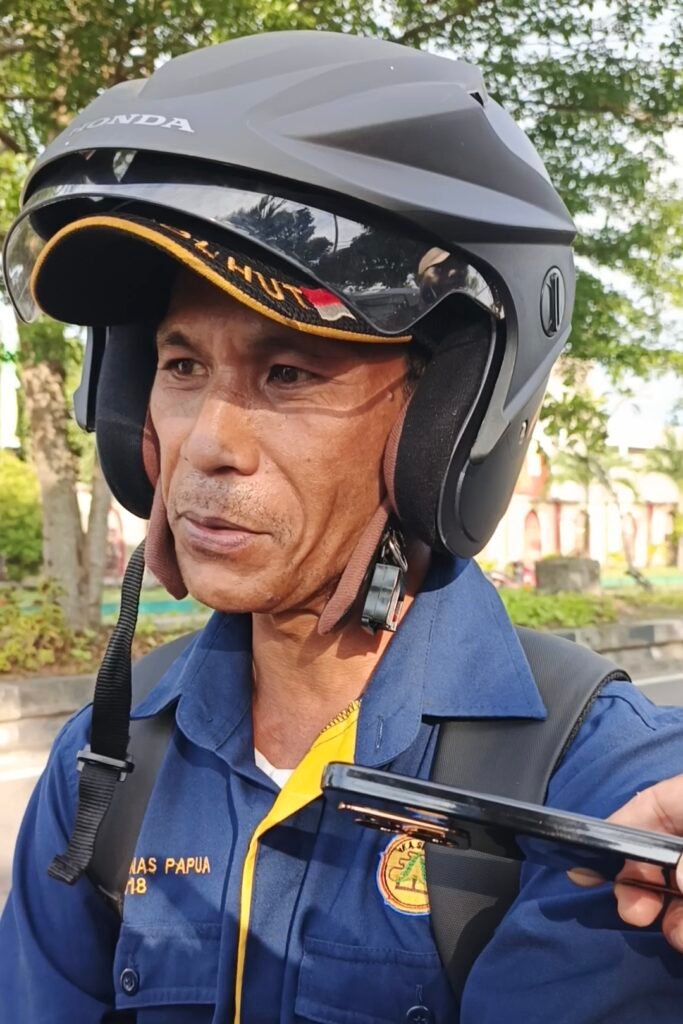 Jurnalis Nabire Berbagi Takjil di Depan Masjid Agung Al Falah, Tebar Kebahagiaan di Bulan Ramadan
