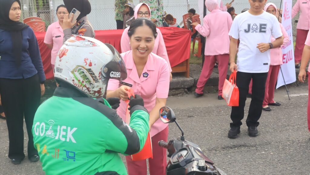 Polres Nabire dan Bhayangkari Tebar Berkah Ramadan, Anak-anak TK Kemala Bhayangkari Ikut Bagikan Takjil