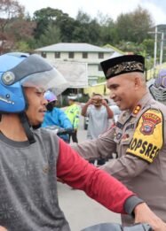 Polres Paniai dan Bhayangkari Bagikan Takjil Gratis untuk Warga di Bulan Ramadhan 1447 H