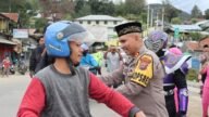 Polres Paniai dan Bhayangkari Bagikan Takjil Gratis untuk Warga di Bulan Ramadhan 1447 H