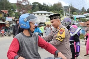 Polres Paniai dan Bhayangkari Bagikan Takjil Gratis untuk Warga di Bulan Ramadhan 1447 H
