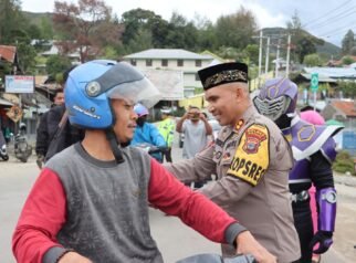 Polres Paniai dan Bhayangkari Bagikan Takjil Gratis untuk Warga di Bulan Ramadhan 1447 H