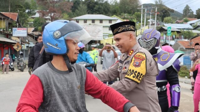 Polres Paniai dan Bhayangkari Bagikan Takjil Gratis untuk Warga di Bulan Ramadhan 1447 H