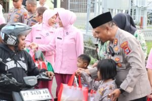 Polres Nabire dan Bhayangkari Tebar Berkah Ramadan, Anak-anak TK Kemala Bhayangkari Ikut Bagikan Takjil