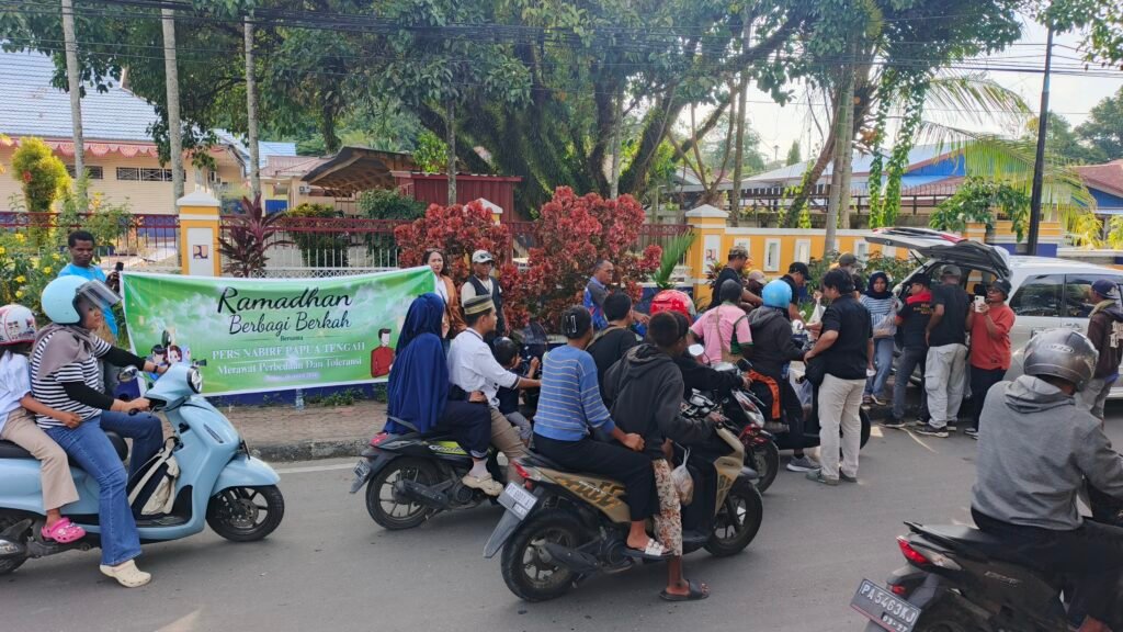 Jurnalis Nabire Berbagi Takjil di Depan Masjid Agung Al Falah, Tebar Kebahagiaan di Bulan Ramadan