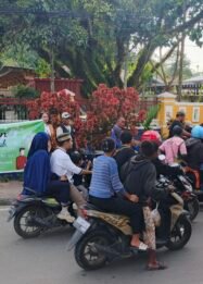 Jurnalis Nabire Berbagi Takjil di Depan Masjid Agung Al Falah, Tebar Kebahagiaan di Bulan Ramadan