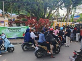 Jurnalis Nabire Berbagi Takjil di Depan Masjid Agung Al Falah, Tebar Kebahagiaan di Bulan Ramadan