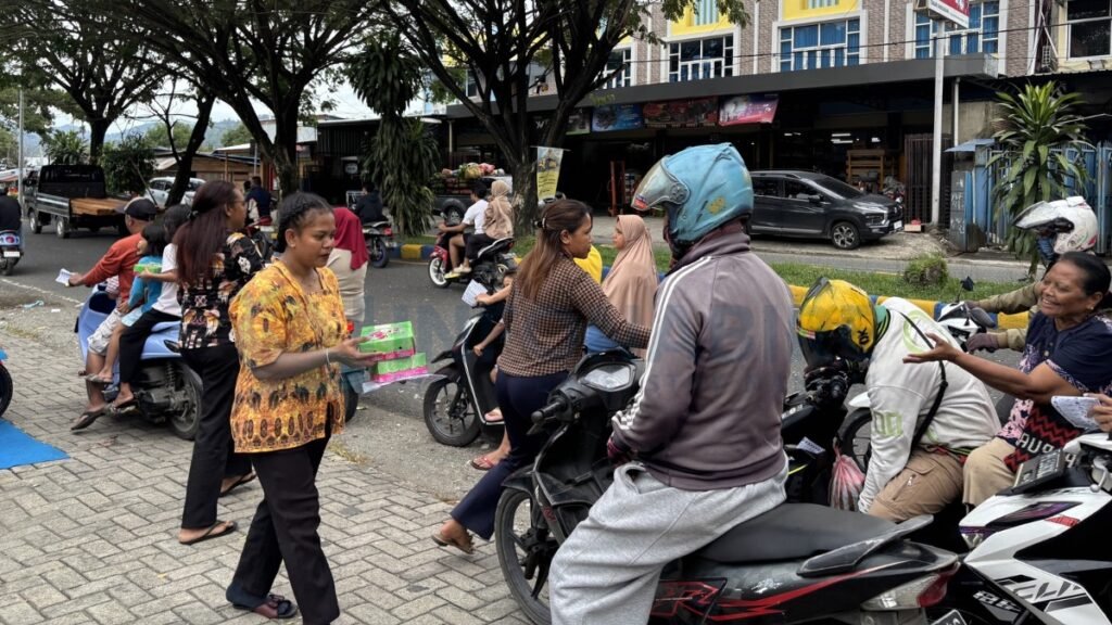 Berbagi Berkah Ramadan 2026, PT Hasjrat Abadi Nabire Bagikan 120 Takjil Gratis untuk Pengendara