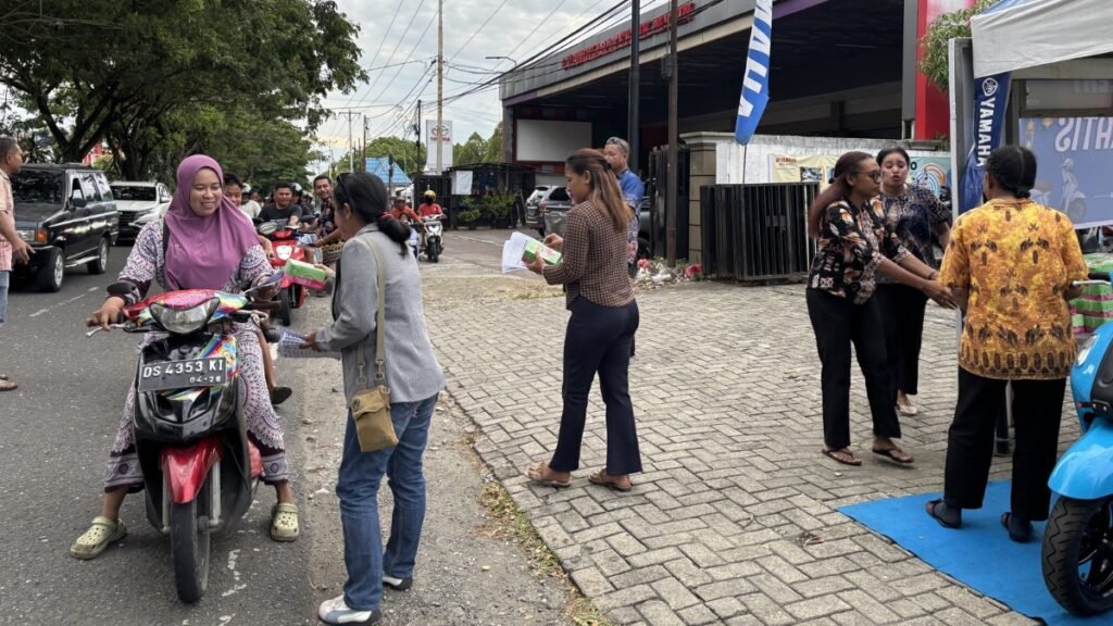 Berbagi Berkah Ramadan 2026, PT Hasjrat Abadi Nabire Bagikan 120 Takjil Gratis untuk Pengendara