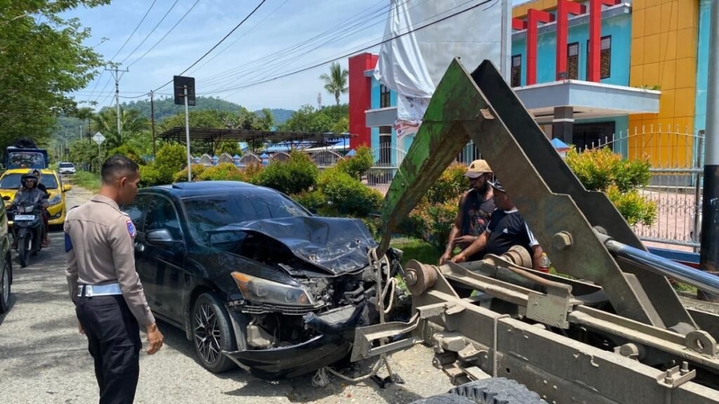 KRONOLOGI: Ibu Bhayangkari Tertabrak Sedan di Depan RSUD Nabire, Alami Benturan Kepala dan Punggung