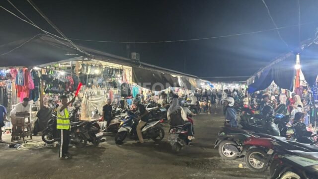 H-2 Lebaran, Pasar Buton Nabire Dipadati Warga, Penjualan Pakaian Meningkat