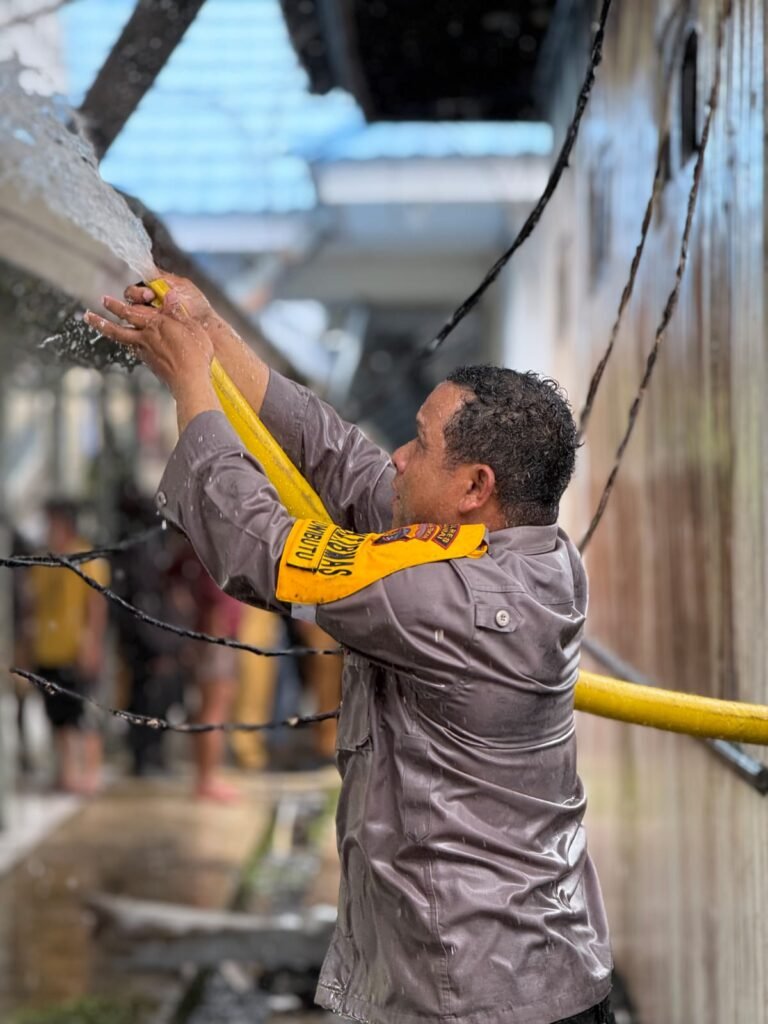 Kapolres Paniai Pimpin Langsung Penanganan Kebakaran di RSUD Paniai