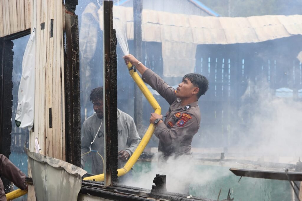 Kapolres Paniai Pimpin Langsung Penanganan Kebakaran di RSUD Paniai