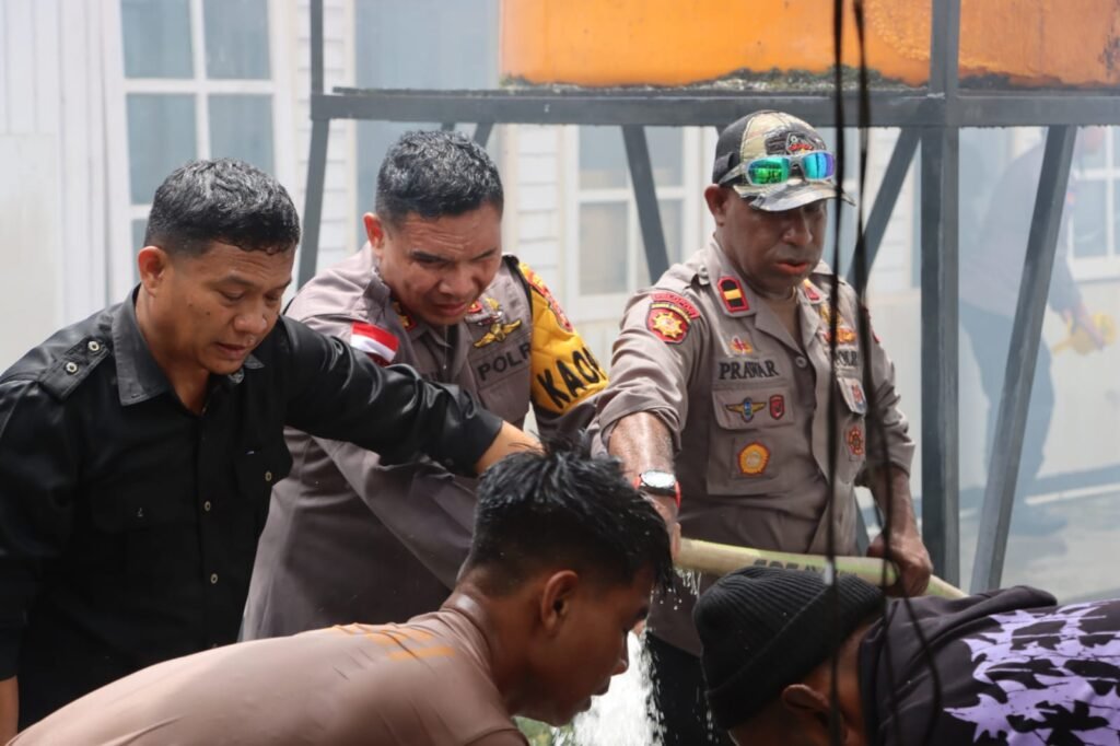 Kapolres Paniai memimpin evakuasi pasien saat kebakaran RSUD Paniai Papua Tengah