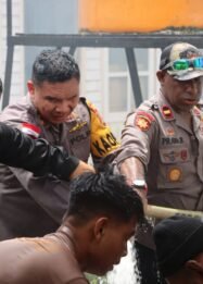 Kapolres Paniai memimpin evakuasi pasien saat kebakaran RSUD Paniai Papua Tengah