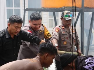 Kapolres Paniai memimpin evakuasi pasien saat kebakaran RSUD Paniai Papua Tengah