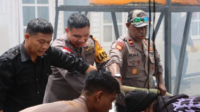 Kapolres Paniai memimpin evakuasi pasien saat kebakaran RSUD Paniai Papua Tengah