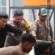 Kapolres Paniai memimpin evakuasi pasien saat kebakaran RSUD Paniai Papua Tengah
