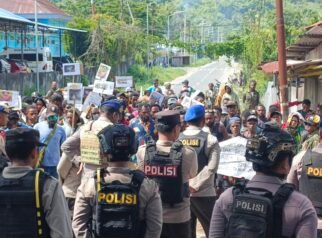 Massa KMPP Nabire Kumpul di Siriwini, Aparat Arahkan Penyampaian Aspirasi Secara Tertib