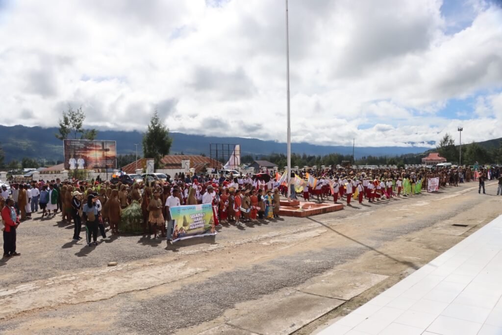 Kawal Karnaval Hardiknas, Polres Paniai Pastikan Ratusan Pelajar Berpawai Aman dan Lancar