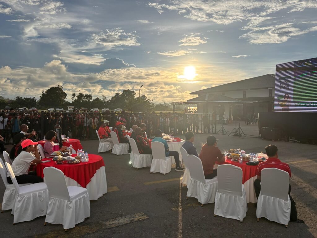 Persipura Berjuang ke Liga 1, Ratusan Warga Nabire Padati Nobar di Kantor Gubernur Papua Tengah