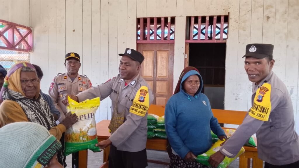 Membangun Komunikasi dan Menjaga Kenyamanan, Polsek Paniai Timur Salurkan Bantuan Sarkon di Kampung Aikai