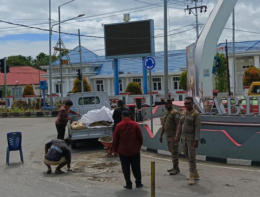 Akhirnya Ditambal, Jalan Berlubang di Kawasan Tugu Nabire Hebat Ditangani Secara Swadaya Demi Keselamatan Pengendara